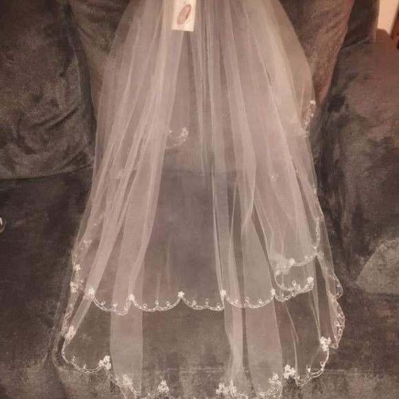 Wedding gown - Picture 2 of 8